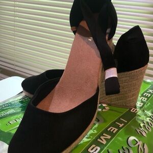 Wedge shoe, Black, never worn, Smoke free home